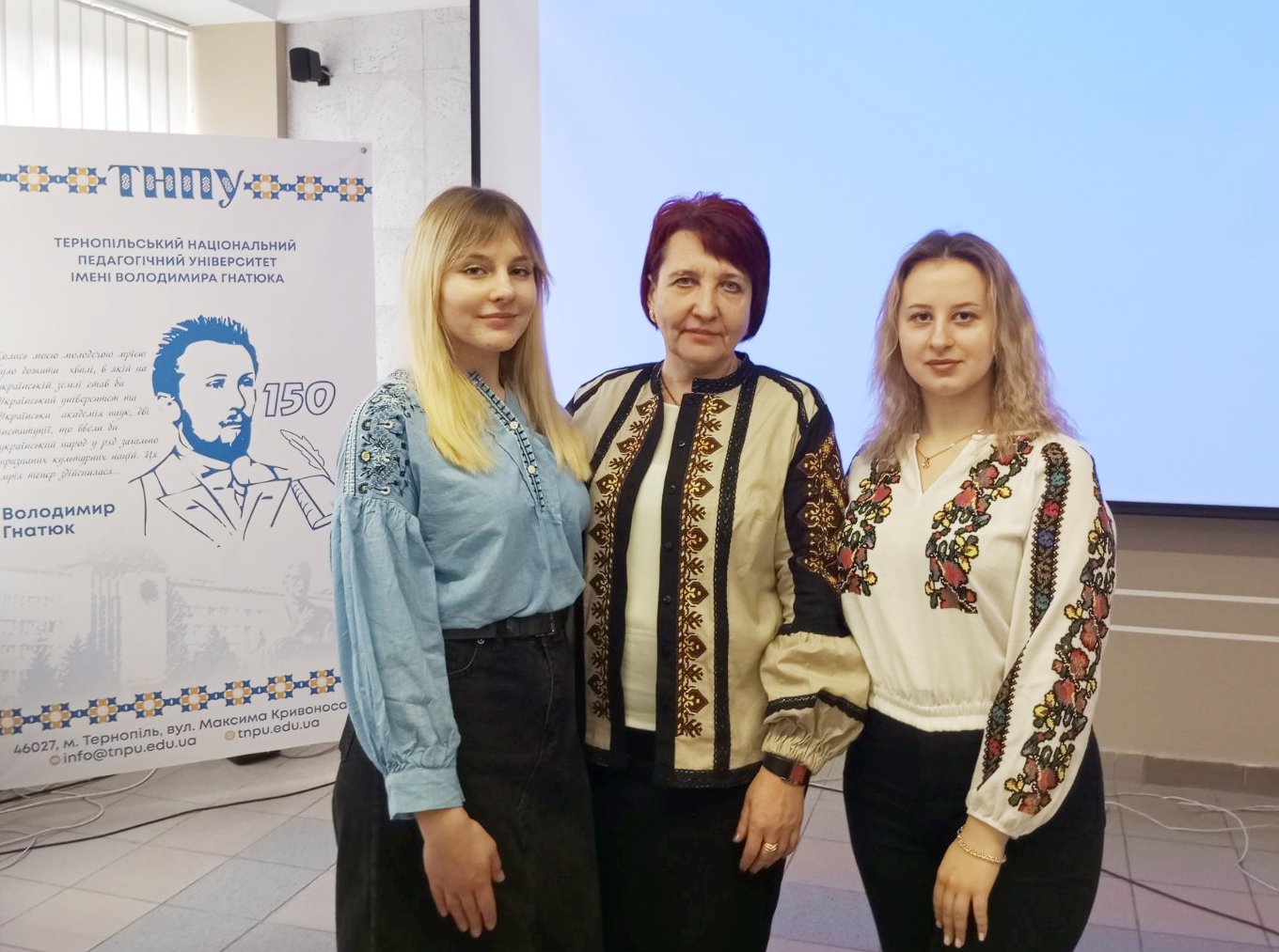 Організатор заходу доцент кафедри української мови та славістики Бабій І. М. разом із ведучими свята - студентами Борик Аллою та Назарко Яною